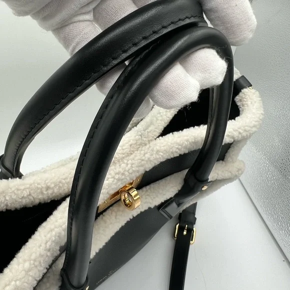 LOUIS VUITTON Rare Grained Calfskin Shearling On My Side MM Black🔥😍❤️ - Picture 4 of 13